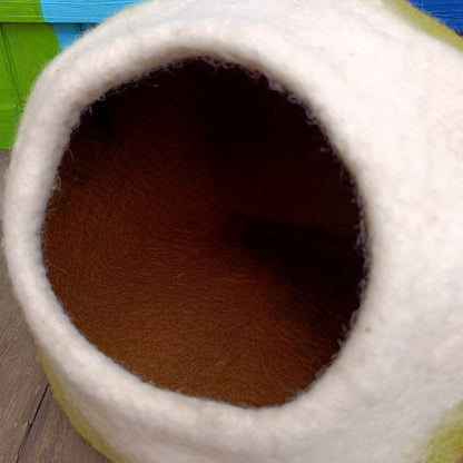 Purr-fect Cat Caves Made From Sheep Wool Green Brown